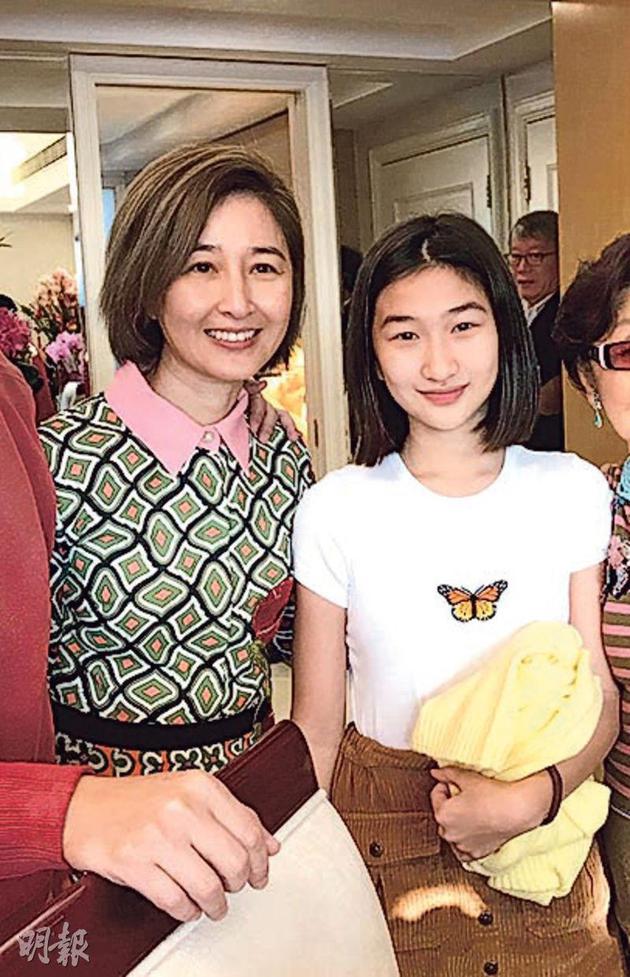 女粉丝搂抱送吻 张家辉遗憾没时间陪妻女旅行