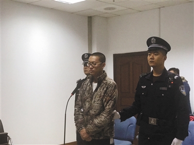 11月23日上午,郭德纲原徒弟、德云社原社员啜梦珏因诈骗罪获刑10个月、缓刑1年,并责罚金1000元。刘洋 摄