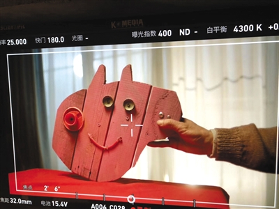 导演透露,片中硬核佩奇这个接地气的形象,来自于网上流传的“佩奇像是吹风机”的梗。