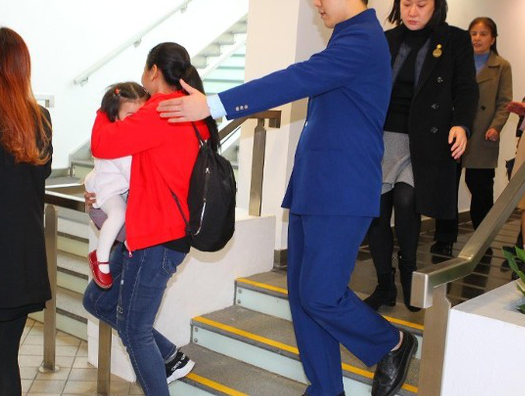 郭富城女儿由做事人员带着睁开入场。
