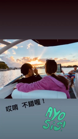 昆凌与周杰伦看夕阳，昆凌单手揽着老公十分霸气。