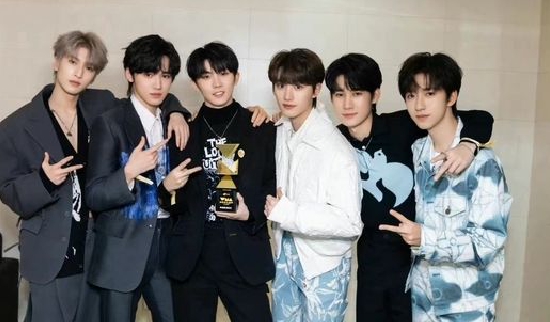 模仿时代少年团的人 c1b4-6681fe46f8a9a5b4c21e64b619e0f484.jpg