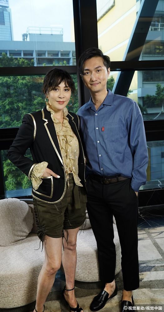 刘嘉玲受访,右为节目主持人