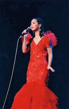 邓丽君42岁就气喘猝逝,她的歌曲至今依旧传唱,而且传记陆续开拍成电视版及电影版。