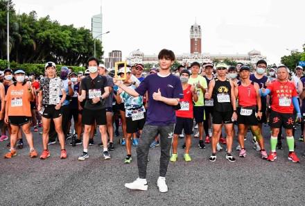 超20小时未阖眼 炎亚纶凌晨四点为路跑鸣枪