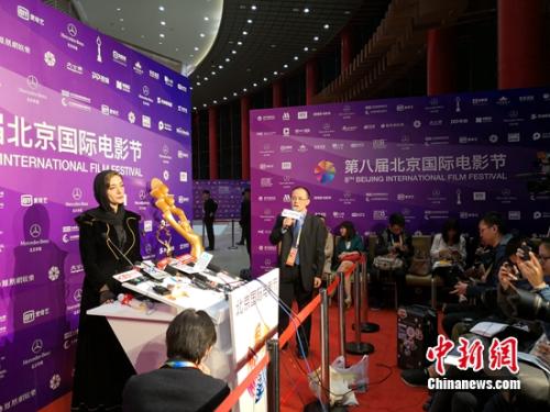 米娜·萨达缇获最佳女配角后接受媒体访问。 尹力 摄