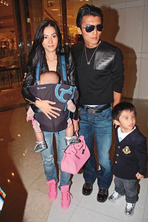 谢霆锋(右2)与张柏芝(左1)仅维持了5年婚姻,两人生下Lucas(右1)与Quintus兄弟,都由张柏芝抚养。
