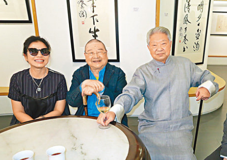 蔡澜(右二)邀请好友倪匡夫妇、钟楚红到场支持。