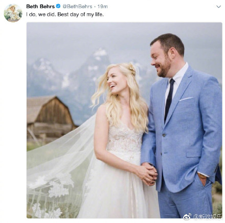 Beth Behrs晒结婚照