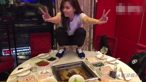 张靓颖脚踩火锅桌