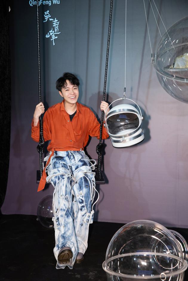 吴青峰推出首张个人专辑《太空》
