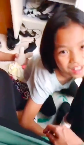 女兒爲蔡少芬穿鞋