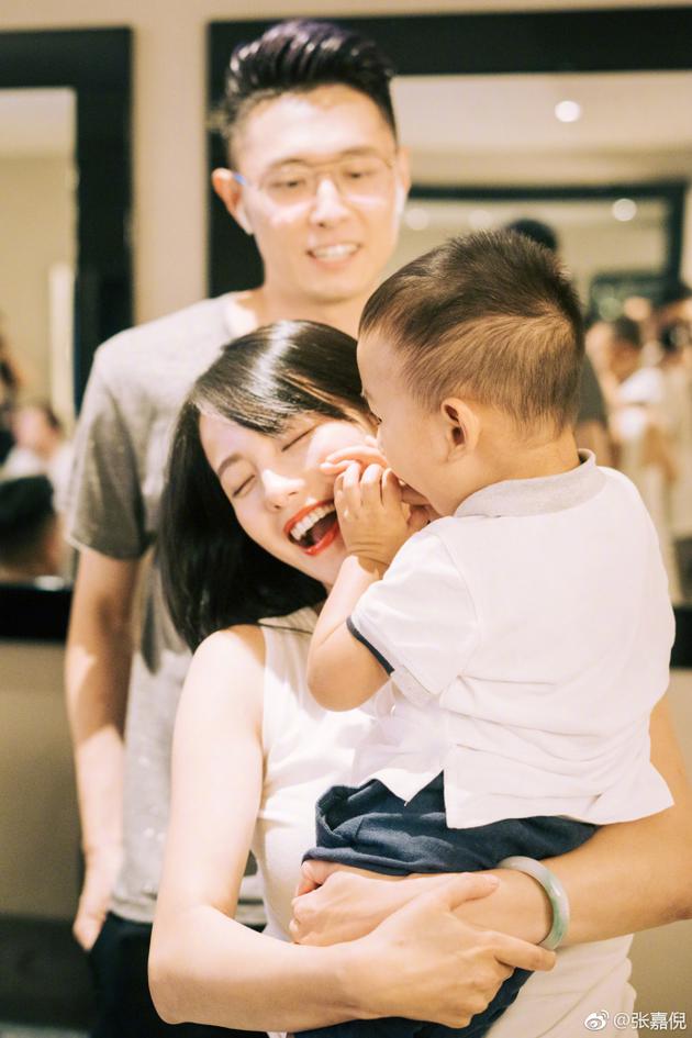 张嘉倪抱着儿子笑开花 买超在后注视眼里都是爱