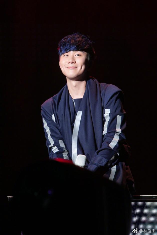 林俊杰歌迷购票被砍伤左手 经纪人:大家注意安