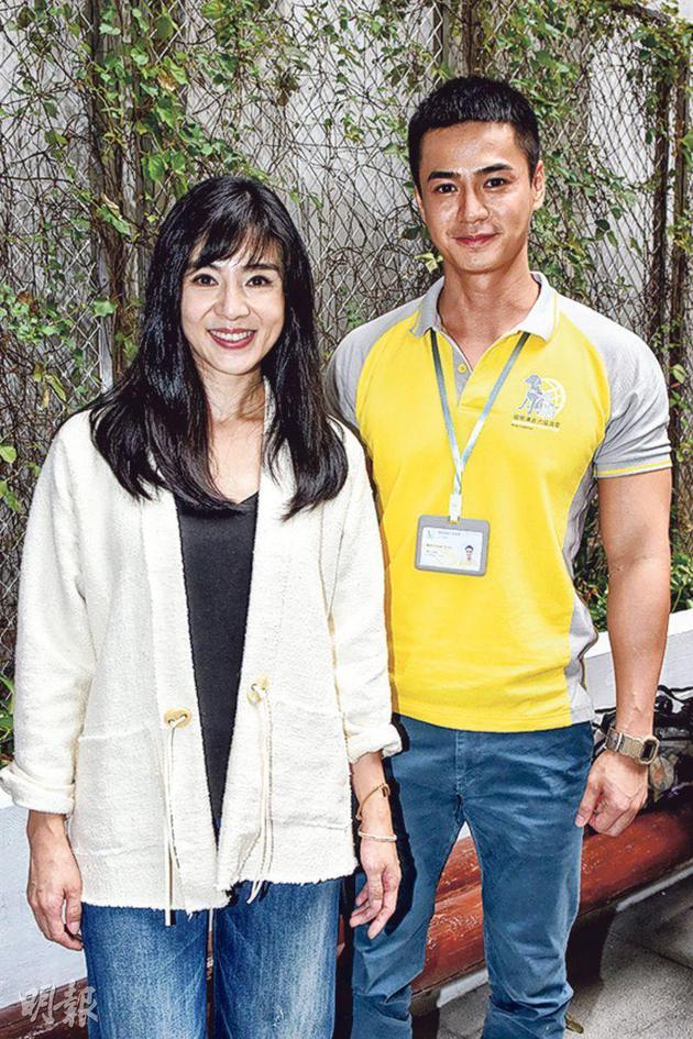 5-02-杨采妮（左）与罗仲谦在电影开拍前都要上堂学习照顾导盲犬。