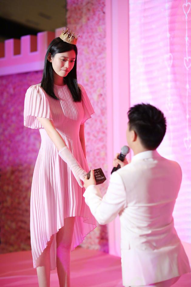 酸了何猷君求婚奚梦瑶戒指曝光形似鸽子蛋