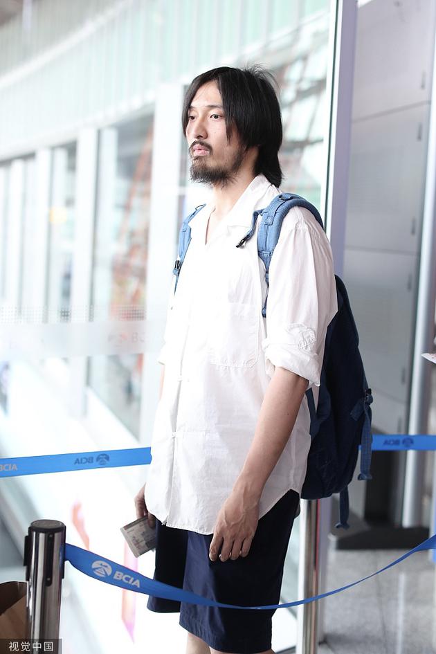 王传君最近在机场被拍到