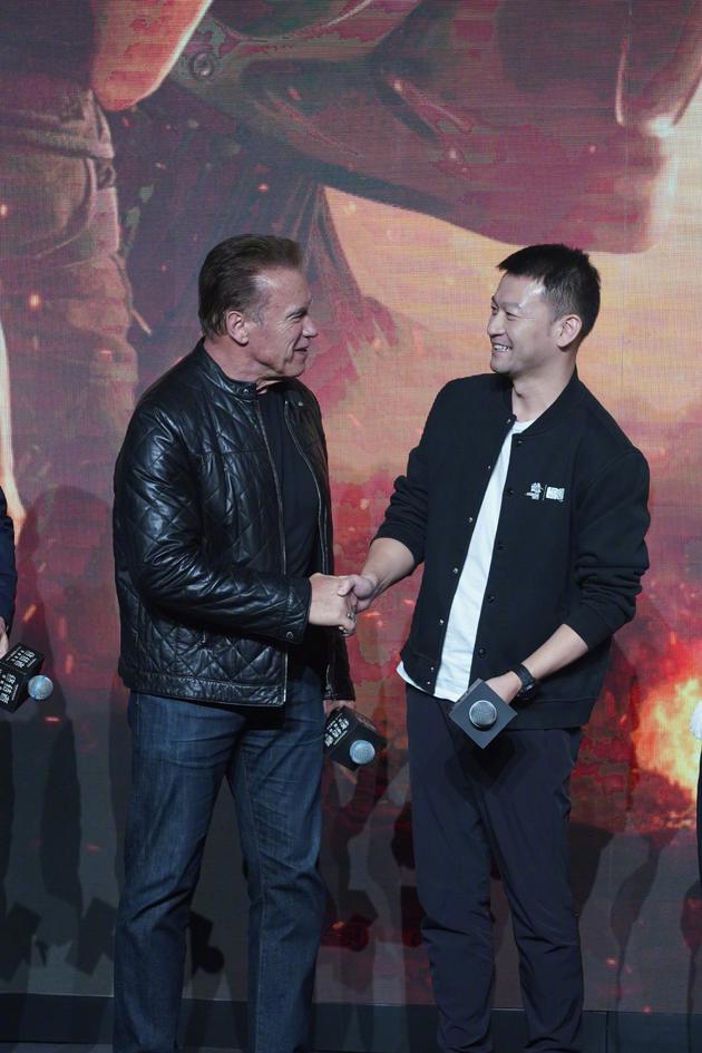 《终结者6》首映 郭帆化身粉丝为施瓦辛格送礼