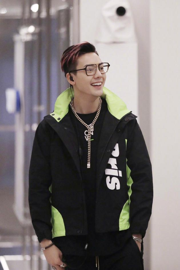 和陈伟霆一样帅 干嘛好多女孩突然莫名其妙盯着他看？