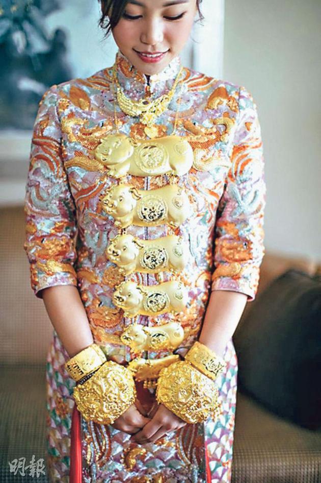 陈素怡戴着长辈们所送赠的巨型金器上身,她笑言非常重,但猪牌好可爱
