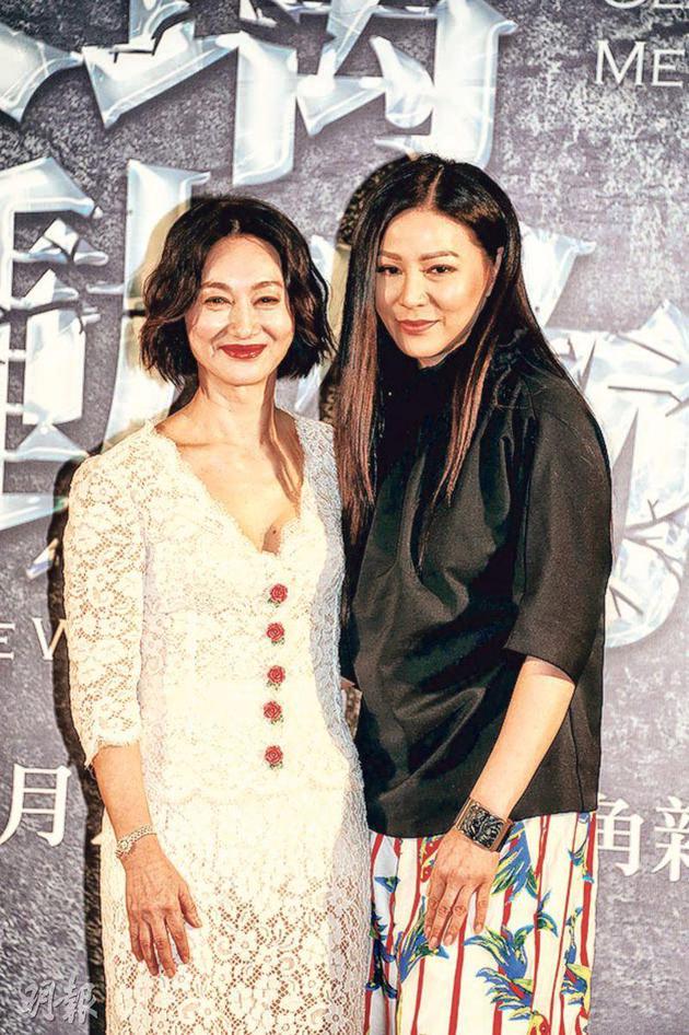 惠英红(左)与滕丽名在舞台剧《玻璃动物园》中饰演母女。