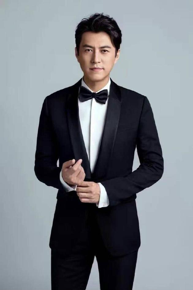 靳东晒古诗感慨霜降节气 不慎抄错字引网友围观