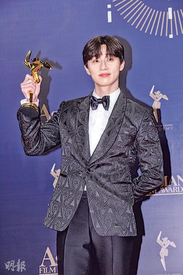 韩国型男朴叙俊获颁AFA飞跃新星奖。