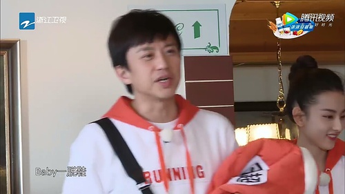 Angelababy脱鞋遭邓超Selina实力吐槽:你下楼了?