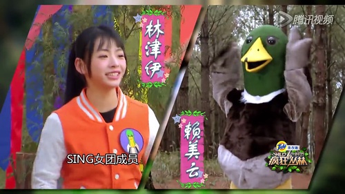 赖美云(右)参加综艺节目录制