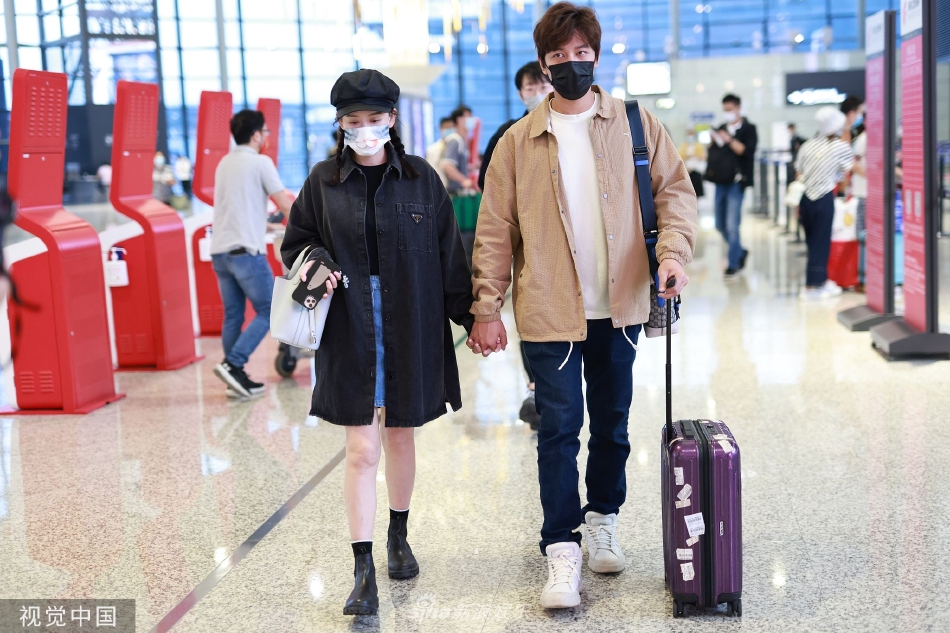 陈乔恩与老公Alan合体现身机场