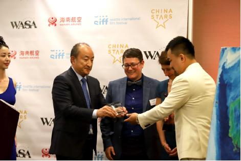 华尚北美集团ceo张跃进为《槟榔血》出品人孙伟颁奖