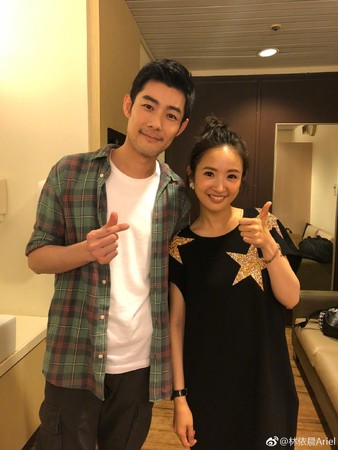 施易男、林依晨