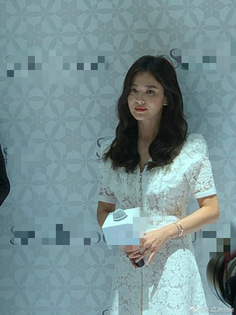 宋慧乔离婚后首现身 顶眼袋暴瘦开工:谢谢大家