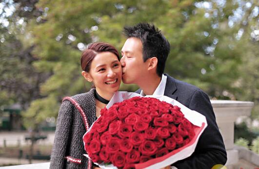 倪晨曦男友准备红色鲜花和戒指求婚