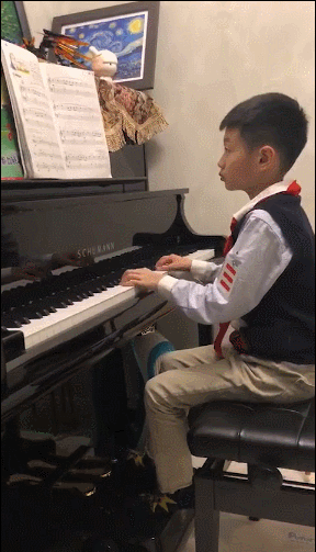 杨阳洋弹钢琴
