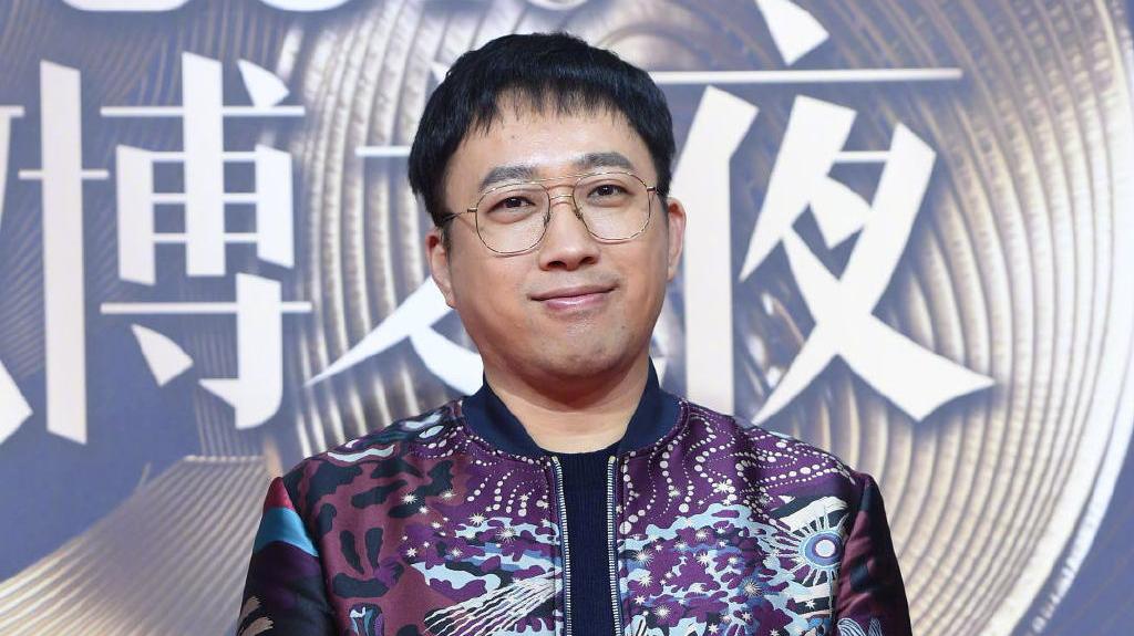 制片人于正花夹克亮相
