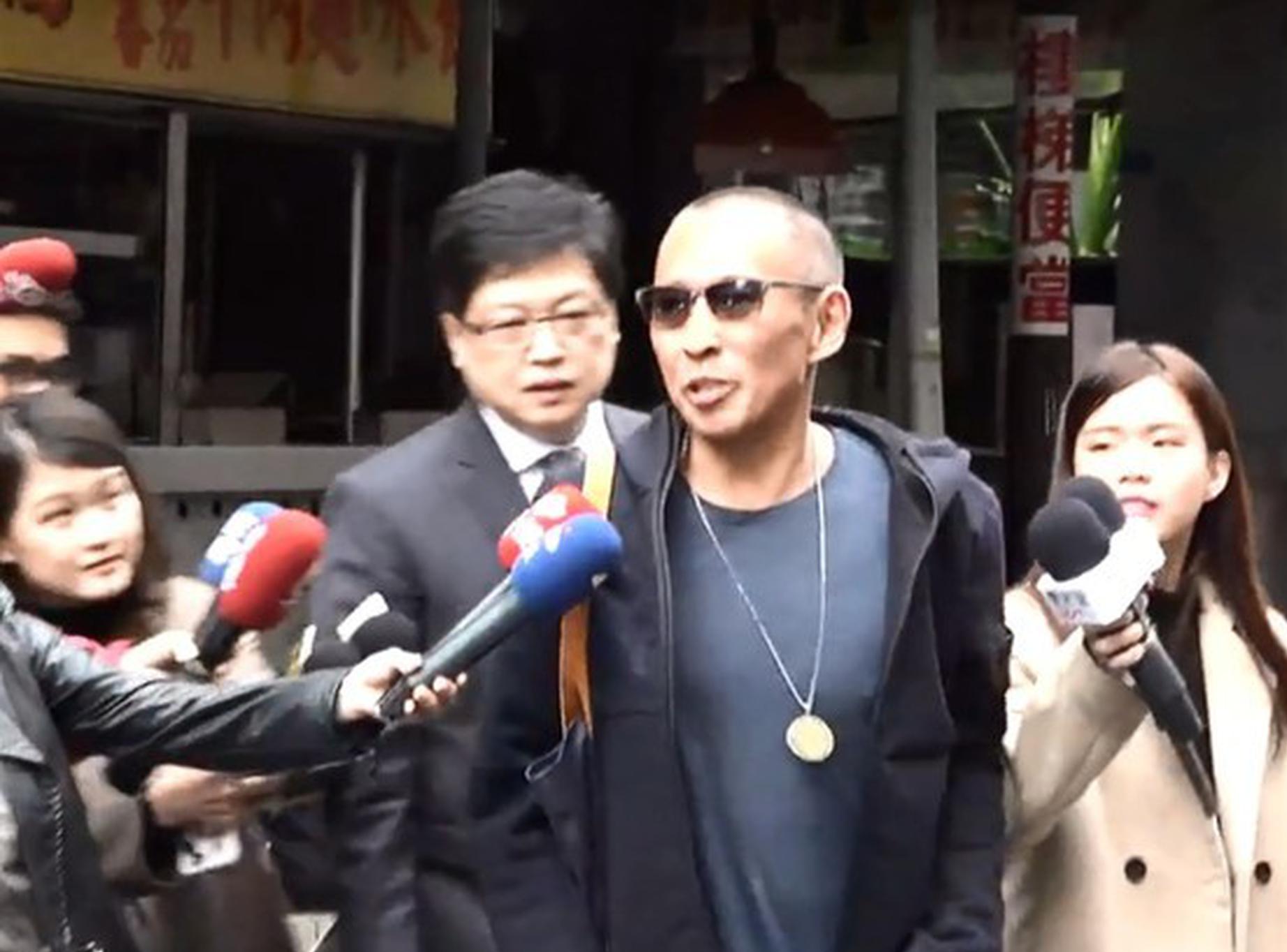 钮承泽戴着墨镜现身,走下阶梯后,幼声地说了一句:“答案永世只有一个。”