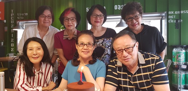 李丽凤(下排左1)不喜欢麻烦朋友,最后连住院抗癌都不让朋友探视。(图/江彬提供)