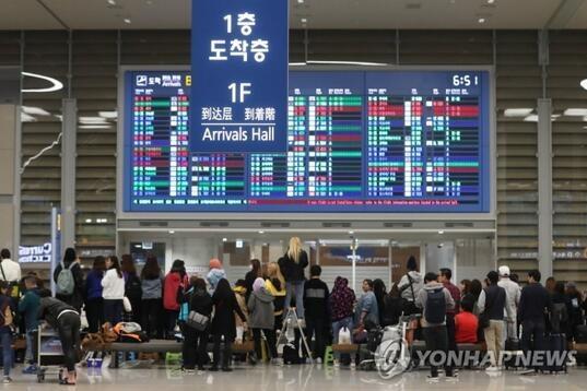 韩国仁川机场焦急等待偶像的粉丝大军