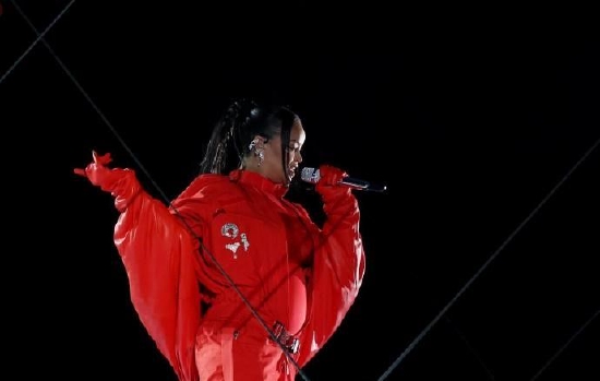 蕾哈娜超级碗中场秀表演<p>微评：据外媒，蕾哈娜（Rihanna）在炒鸡碗中时装周现场表演中同时宣布怀准备生二胎的重磅消息。</p>
<div class=