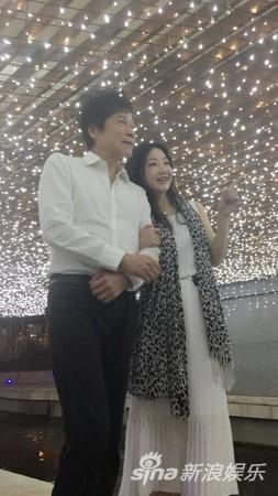 洪荣宏5日宣布闪婚小邓丽君张瀞云