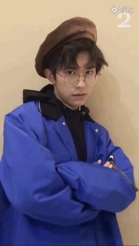 不爱笑?易烊千玺戴眼镜装深沉 3秒破功笑开花|易烊千玺|深沉|千玺_新浪娱乐_新浪网