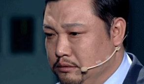 寻子未果，透露出失落的神情