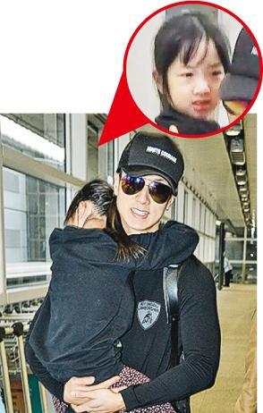 2-01-吴尊抱着女儿NeiNei抵达香港，NeiNei因害羞一直都要爸爸抱着。