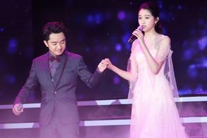 关晓彤牵手王祖蓝献唱 粉红纱裙仙气足