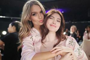 白成一道光！何穗晒维密后台卖萌合照