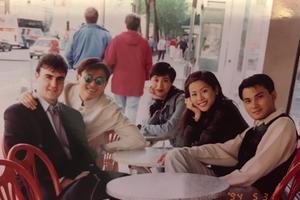 陈法蓉晒与好友旧照 彼时青春风华正茂