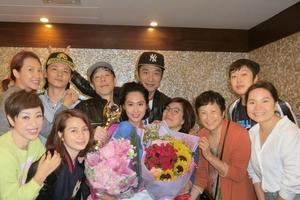 朱茵获影后老公献吻 蔡少芬陈法蓉等老友庆贺