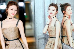 景甜涂鸦系带长裙韵味十足 大方秀香肩