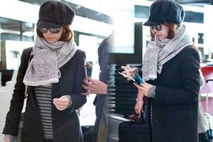 林心如素颜现身机场 包裹严实戒指抢镜